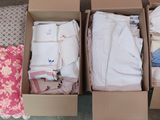trois cartons de vêtements et un oreiller par terre