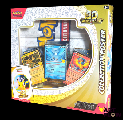une boîte de cartes Pokémon exposée dans la vitrine