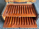 une boîte en bois comportant de nombreux compartiments à l'intérieur
