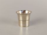 l'image d'une coupe en argent posée sur une table