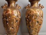 deux vases posés l'un à côté de l'autre sur une table