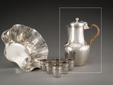 service à thé plaqué argent comprenant quatre tasses et une théière