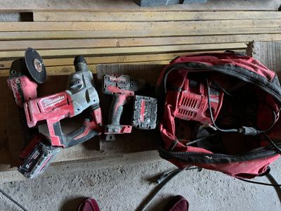 Sacoche outils MILWAUKEE comprenant visseuse, lapidaire et p… - Photo 1