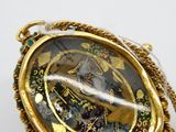 un gros plan d'une horloge entourée d'une chaîne