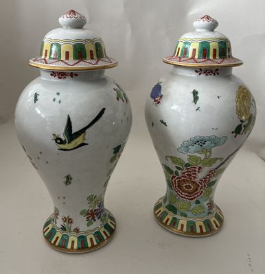 paire de vases chinois avec des oiseaux et des fleurs peints dessus