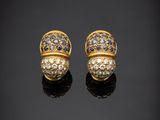 une paire de boucles d'oreilles en saphir et diamant