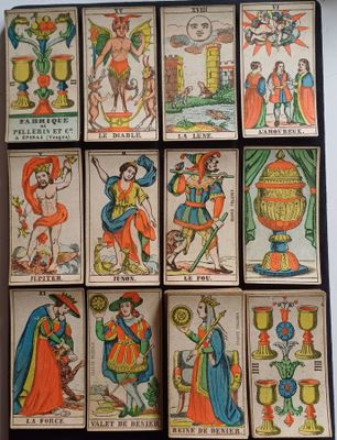 neuf cartes de tarot différentes sur lesquelles figurent un homme et une femme