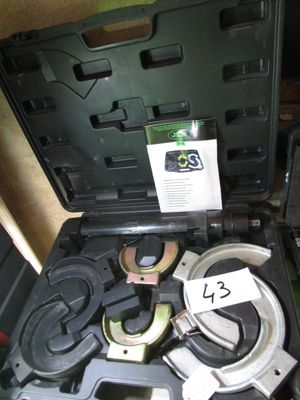 une boîte contenant de nombreux outils