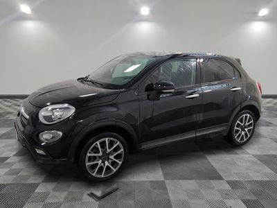 la petite voiture noire est garée dans une grande pièce