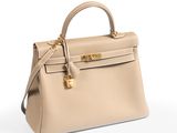 un sac à main en cuir beige sur fond blanc
