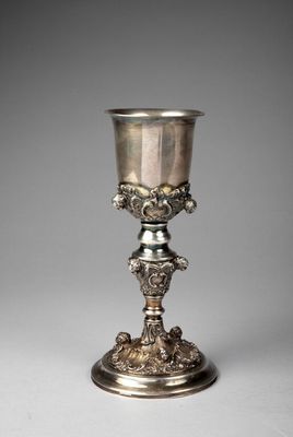 une coupe en argent ornée d'un motif floral sur le dessus