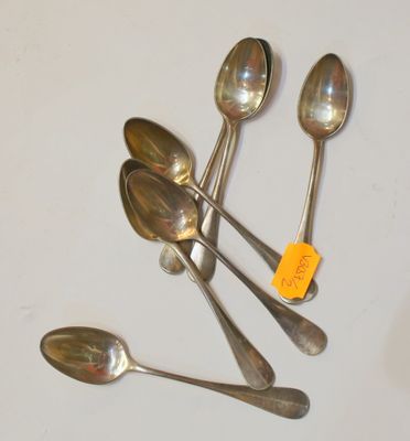 cinq cuillères et une cuillère avec une étiquette