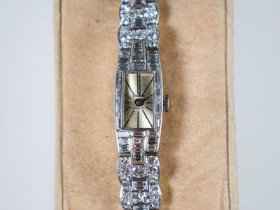 un gros plan d'une montre exposée dans une vitrine