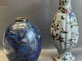 deux vases posés l'un à côté de l'autre sur une table