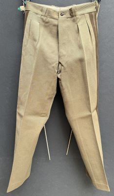 une photo d'un pantalon suspendu à une corde à linge