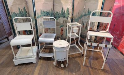 Ensemble de mobiliers de clinique en verre, métal laqué blan…