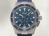 une montre avec un cadran bleu et un bracelet en caoutchouc bleu