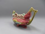 un petit vase rouge et jaune orné de fleurs