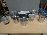 une table sur laquelle se trouvent plusieurs tasses et un bol