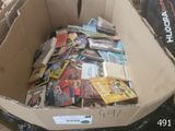 une boîte en carton remplie de livres sur le sol