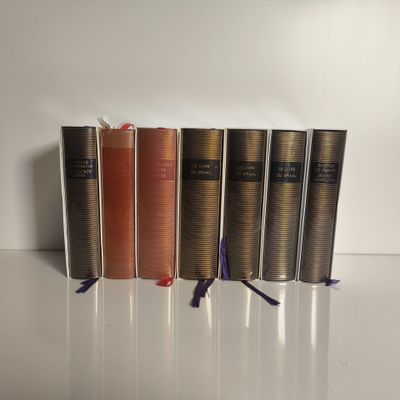 cinq livres alignés les uns à côté des autres sur une surface blanche