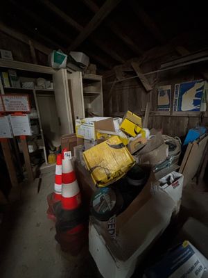 une pile de boîtes et d'autres objets dans une pièce