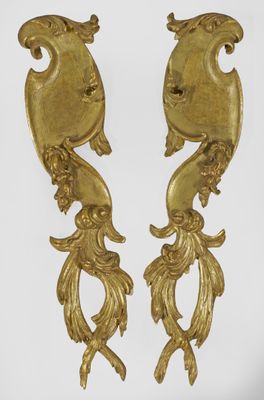 paire de boucles d'oreilles en forme d'oiseaux plaquées or sur fond blanc