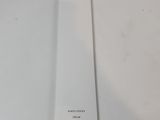 un gros plan sur un flacon de parfum posé sur une table