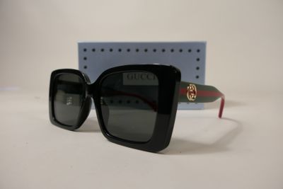 une paire de lunettes de soleil posée sur une table à côté d'un livre