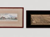 deux photos encadrées représentant une grande ville et une petite ville, accrochées sur un mur blanc