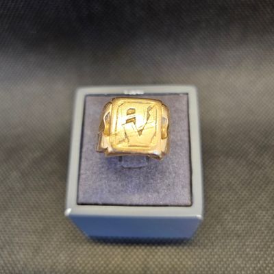 une bague en or qui se trouve dans une boîte posée sur une table