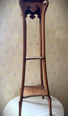un support en bois surmonté d'une horloge
