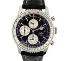 La montre est noire et argentée, avec un bracelet en cuir noir.