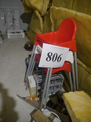 une chaise rouge avec une étiquette de prix dessus, dans une pièce