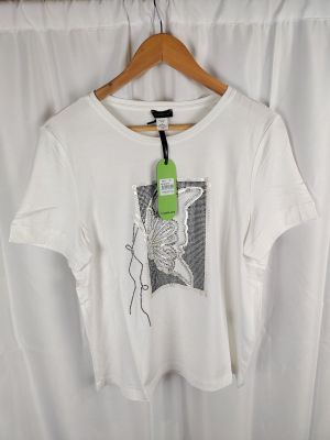 un t-shirt blanc avec l'image d'un squelette dessus
