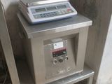 une balance posée sur une étagère à côté d'une chaise