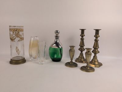 de nombreux vases et verres de toutes sortes sur la table