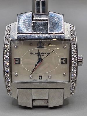 une image d'un gros plan d'une montre-bracelet ornée de diamants