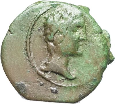 un gros plan d'une pièce de monnaie avec un visage dessus