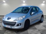 la petite voiture argentée est garée dans une grande pièce