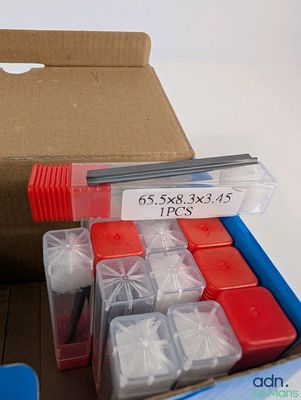 une boîte contenant divers objets, posée sur une table