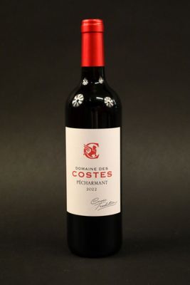une bouteille de vin rouge posée sur une table noire