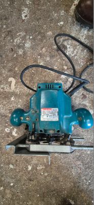 une machine bleue posée sur le sol