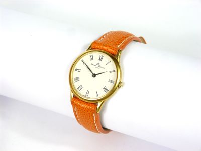 une image d'une montre-bracelet en or avec des chiffres romains