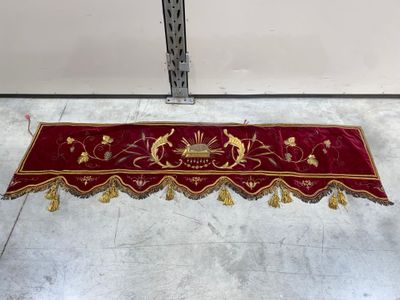 un gros plan sur un tapis rouge posé au sol près d'une porte