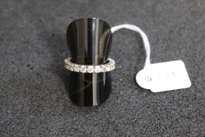 une bague posée sur une table à côté d'une étiquette de prix