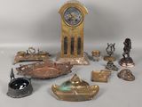 un grand nombre d'objets différents posés sur une table