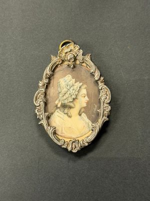 un gros plan sur la photo d'une femme portant un chapeau