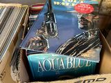 une boîte pleine de livres posée sur le sol