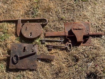 a bunch of old rusty tools that are laying on the ground